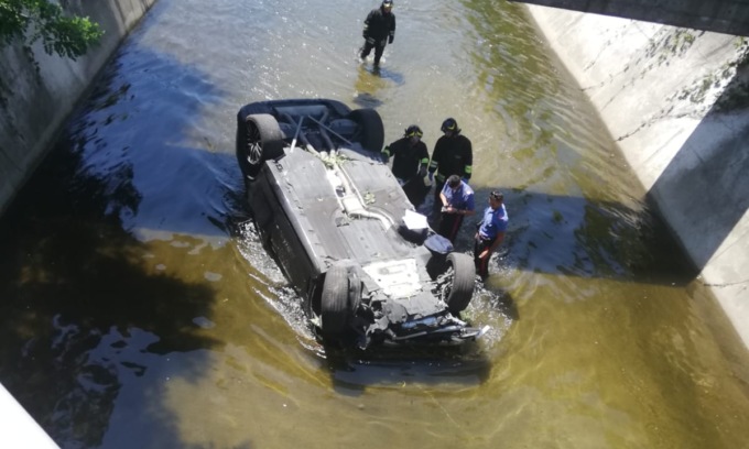 Tragico incidente, si ribalta nel canale scolmatore con l’auto: morto un uomo di 35 anni