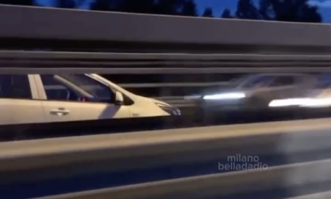 Sull’A7, alle porte di Milano, auto sfreccia a tutta velocità in autostrada contromano e a fari spenti