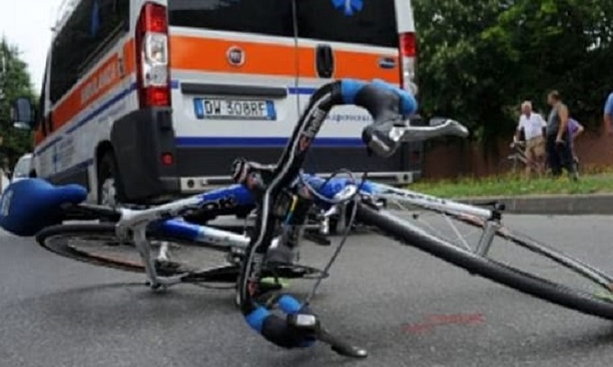 Incidente in viale Cassala: auto travolge una donna in bici e si dà alla fuga, si cerca il pirata