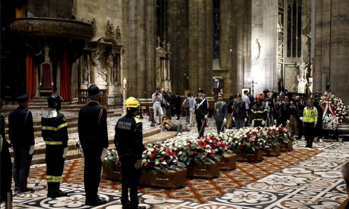 Funerali in Duomo per le sei vittime della Rsa “Casa per coniugi”. Delpini: “disgrazia incomprensibile”