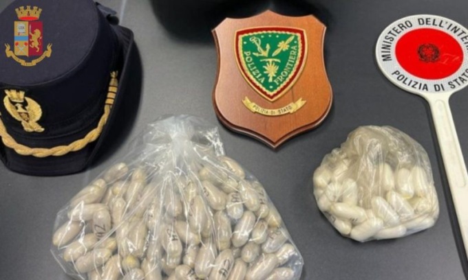 Oltre un chilo di eroina e cocaina nascosta nel reggiseno: arrestata 34enne