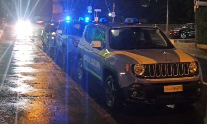 Si offre di darle un passaggio fino alla stazione ma la violenta dietro un cespuglio: arrestato