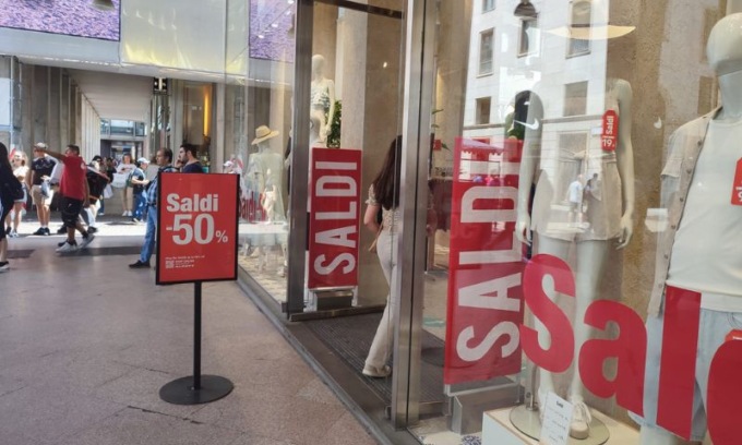 Saldi estivi 2023 a Milano: bilancio del primo giorno, prospettive e consigli per lo shopping