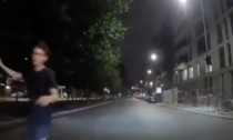 Nella notte di Milano un tassista salva un ragazzo inseguito da rapinatori