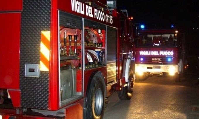 Auto in fiamme nella notte: scoperto un corpo carbonizzato