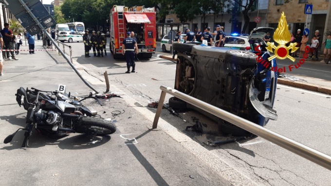 Auto si ribalta e colpisce un palo che cade su un ciclista: è in condizioni gravissime