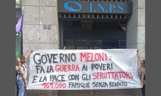 Sit-in di Potere al Popolo davanti alla sede Inps contro il taglio del Reddito di cittadinanza: “Basta guerra ai poveri”