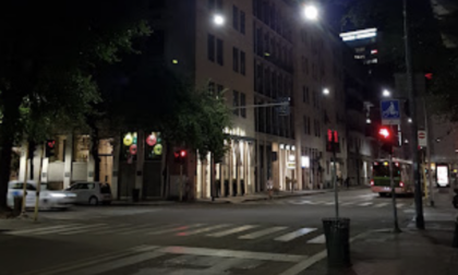 Scontro notturno tra due auto in centro a Milano, quattro feriti
