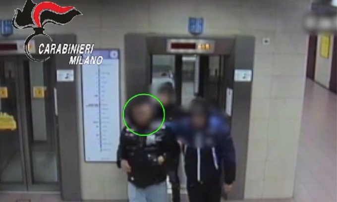 Trapper con due complici aggredisce a calci e pugni un 16enne per rubargli i soldi: arrestati