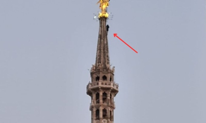 Scalano il Duomo e arrivano alla Madonnina: denunciati due francesi