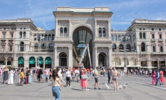 Al lavoro per ripulire gli imbrattamenti di Galleria Vittorio Emanuele. Intanto la caccia ai responsabili segue una “pista francese”