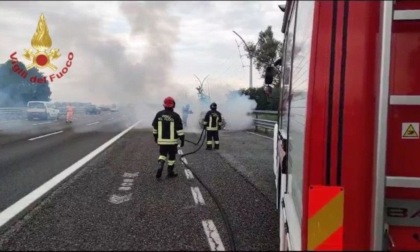 Auto va fuoco in autostrada: A7 chiusa perché invasa dal fumo