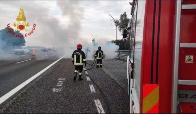 Auto va fuoco in autostrada: A7 chiusa perché invasa dal fumo