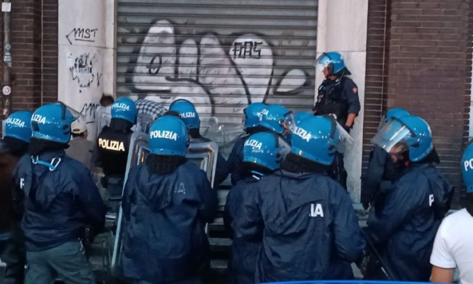 Via Esterle, palazzo che diventerà moschea occupato: sei persone salgono sul tetto, proteste e tensioni