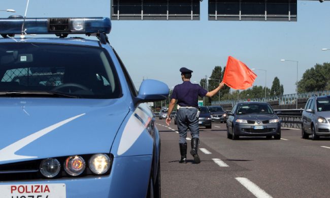 A4, provoca un incidente guidando contromano e poi fugge con un’auto rubata