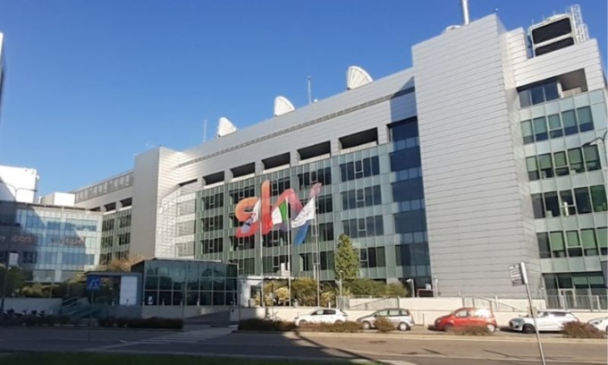 Cerca di entrare nella sede di Sky ma muore dopo essere stato fermato dai vigilanti: proseguono le indagini