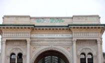 In tre vandalizzano l'arco all'ingresso della Galleria Vittorio Emanuele