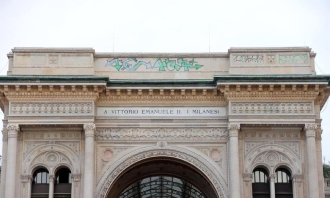 In tre vandalizzano l’arco all’ingresso della Galleria Vittorio Emanuele