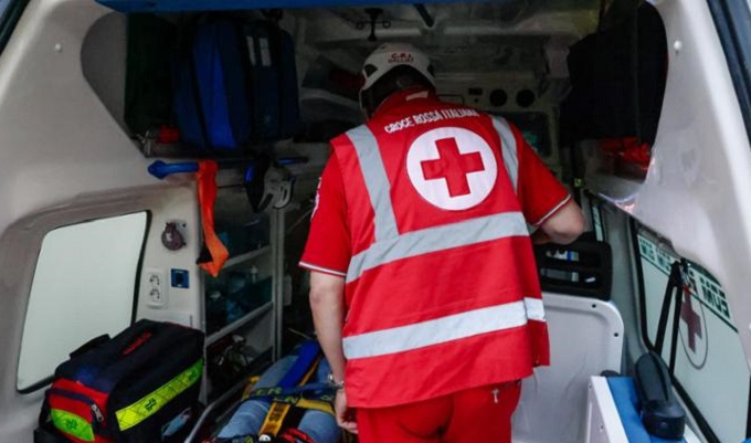 Moto si schianta contro un bus Atm in zona San Siro: muore il centauro 53enne, ferito il figlio di 11 anni