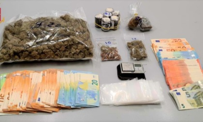 La polizia sequestra un chilo di droga e 10mila euro e arresta quattro spacciatori