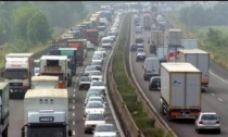 Due auto si scontrano sulla tangenziale ovest: traffico paralizzato