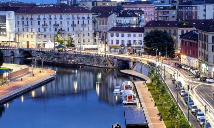 Crisi climatica, Fridays For Future porta una gigantesca balena in Darsena