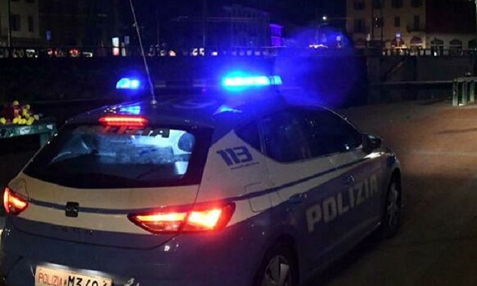 Rapina un turista e poi ferisce due agenti: arrestato minorenne