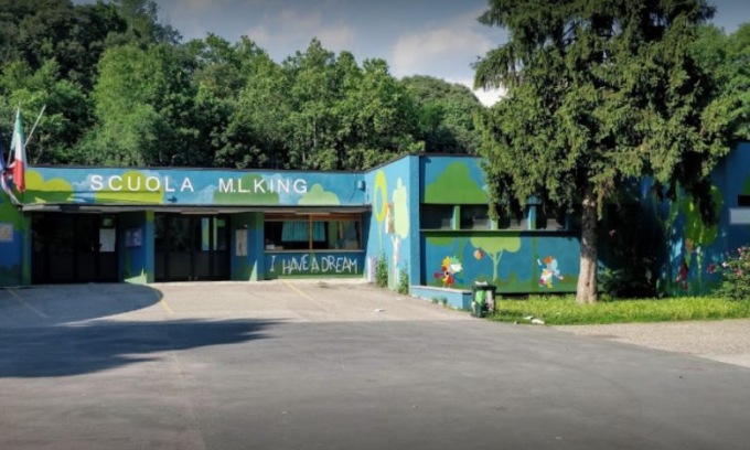 Sottotetto crollato alla scuola primaria M. Luther King: i genitori protestano e chiedono ascolto