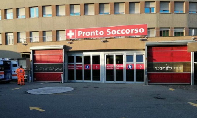 Travolta da un camion compattatore: 70enne muore in ospedale