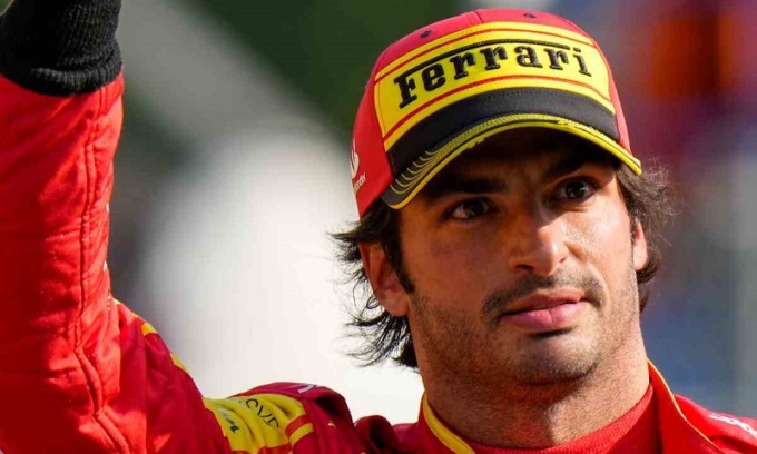 Rubano l’orologio da 500 mila euro a Carlos Sainz ma lui insegue i ladri e se lo riprende