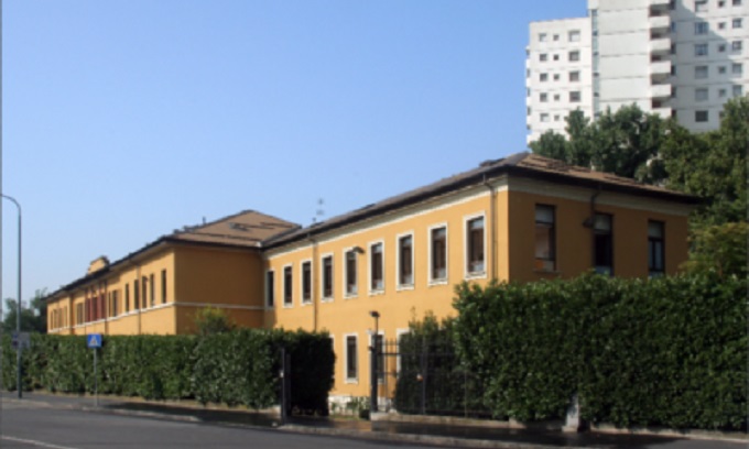 Tenta di uccidere il direttore di un centro di accoglienza e aggredisce gli operatori: arrestato