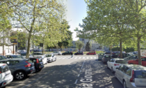 Violento scontro con un'auto a Milano, motociclista 51enne portato via in codice rosso
