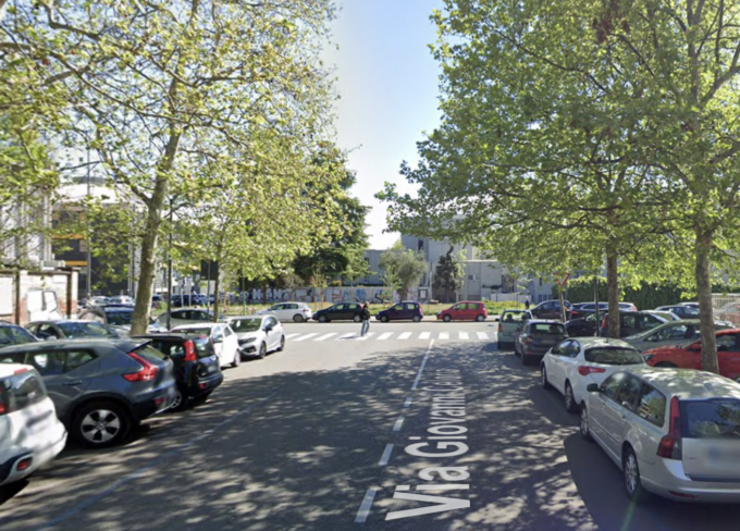 Violento scontro con un’auto a Milano, motociclista 51enne portato via in codice rosso