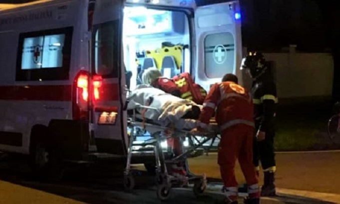 Ordina un bicchiere di vino, ma in realtà è detersivo: ricoverata in gravi condizioni
