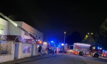 Grosso incendio nel Milanese: a fuoco due capannoni, ustionato un 50enne