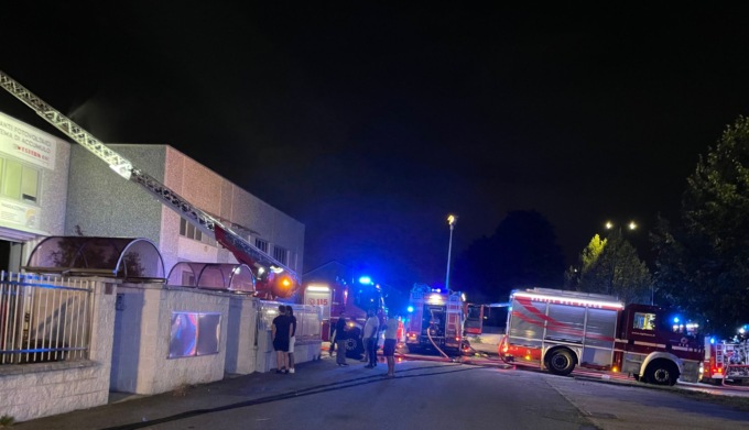 Grosso incendio nel Milanese: a fuoco due capannoni, ustionato un 50enne