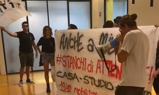 Caro affitti: blitz degli studenti all’ufficio scolastico della Lombardia