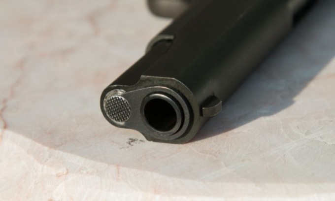 Due colpi di pistola verso casa della madre e del compagno: fermato 24enne