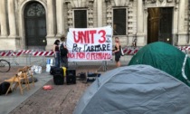 Gli attivisti di "Tende in piazza" protestano davanti a Palazzo Marino dopo lo sgombero dell'ex Splendor
