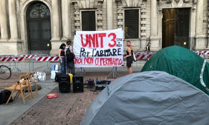 Gli attivisti di “Tende in piazza” protestano davanti a Palazzo Marino dopo lo sgombero dell’ex Splendor