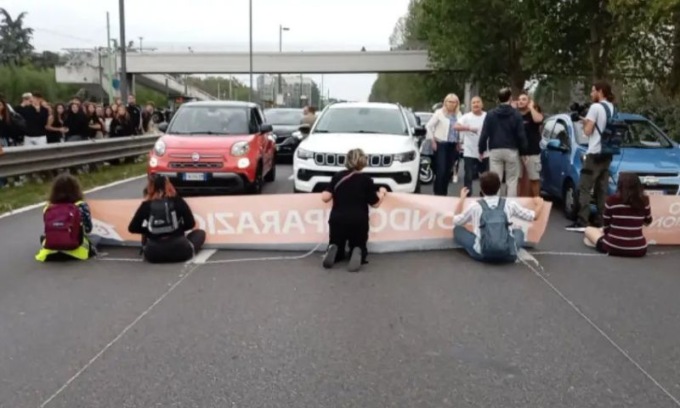 Gli attivisti di Ultima Generazione bloccano il traffico in città. Salvini: “eco-imbecilli”