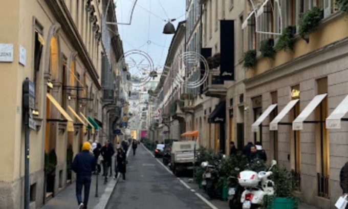 75enne travolta da una lastra del cantiere di Chanel