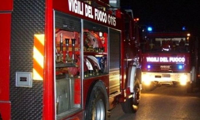Appartamento in fiamme nella notte, palazzo evacuato