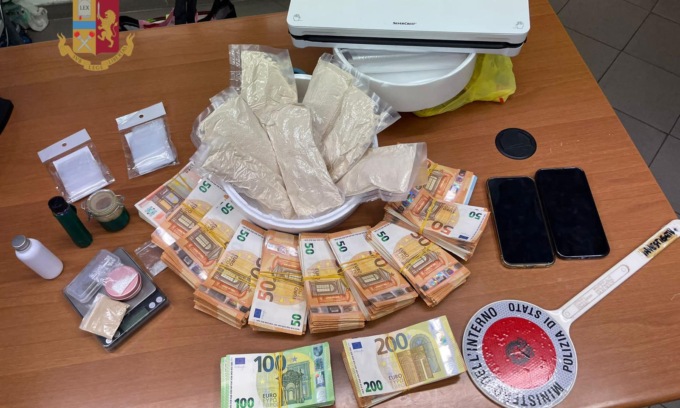 Blitz nel centro massaggi in Darsena: sequestrata droga e 50mila euro in contanti, arrestato 50enne