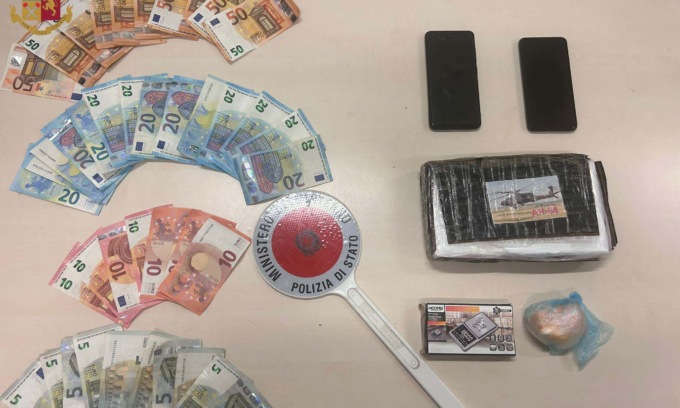 Un chilo di droga nascosto nello scooter (rubato): arrestato pusher di 22enne