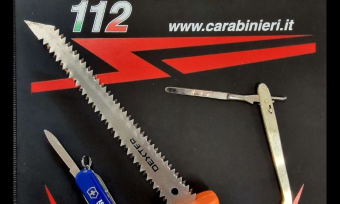 Rapinano armati di coltelli sette minorenni: tre giovani arrestati a Quarto Oggiaro