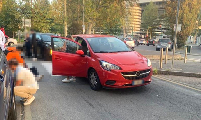 Ancora un incidente in città: due ragazzini in monopattino travolti da un’auto