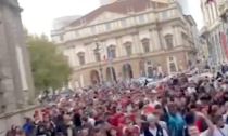 Una folla di centinaia di ragazzi in Duomo per la maglia del trapper Shiva