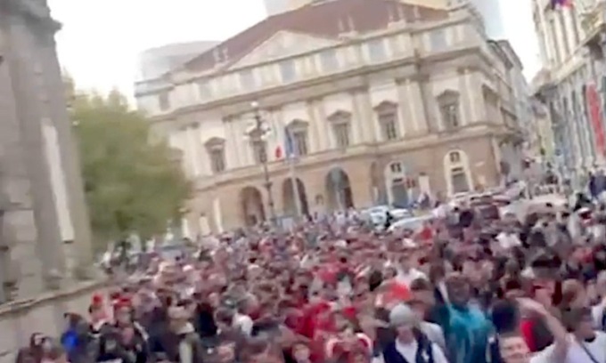 Una folla di centinaia di ragazzi in Duomo per la maglia del trapper Shiva