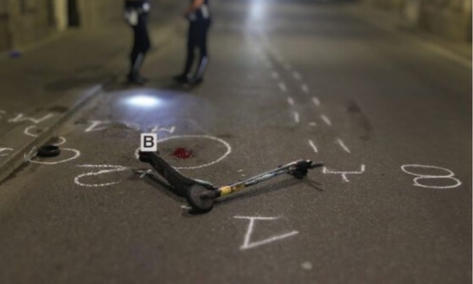 Scontro a Milano tra un monopattino e un’auto: 26enne in gravi condizioni